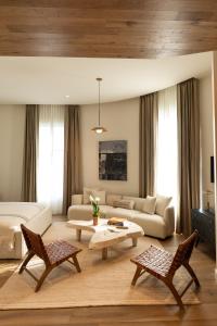 ein Wohnzimmer mit Sofa und Tisch in der Unterkunft The Sitio in Virginia Beach