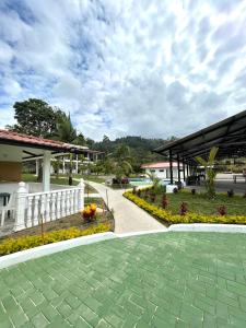 a walkway in front of a building with flowers at Hotel Campestre Kambra in Garagoa