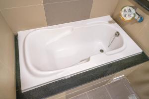 a white bath tub sitting in a bathroom at 水母漂民宿-免費停車-寵物友善-無門禁24小時進出-東森文旅-包棟優惠中 in Toucheng