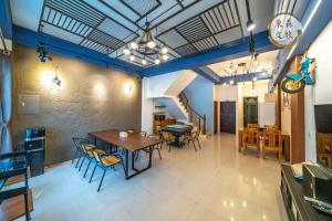 a dining room with a table and chairs and a clock at 水母漂民宿-免費停車-寵物友善-無門禁24小時進出-東森文旅-包棟優惠中 in Toucheng