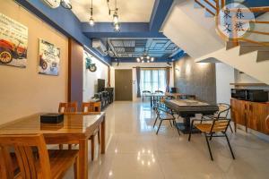 a dining room with tables and chairs and blue ceilings at 水母漂民宿-免費停車-寵物友善-無門禁24小時進出-東森文旅-包棟優惠中 in Toucheng