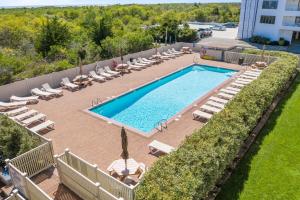 an overhead view of a swimming pool with lounge chairs at Steps 2 beach Ocean view Pool Parking in Brigantine