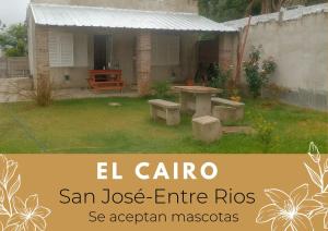 a backyard with a picnic table and a house at Alojamiento luxur in San José