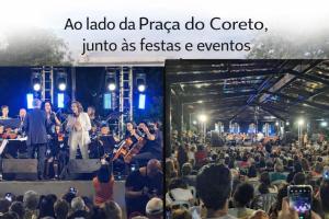 an audience watching a performance at a concert at Pousada das Estrelas - Centro de Conservatória - rua principal in Conservatória