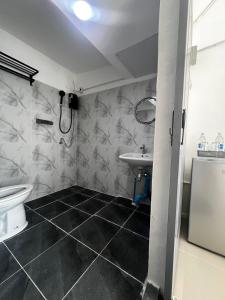 a bathroom with a toilet and a sink at มาทาเลรีสอร์ท in Ang Thong