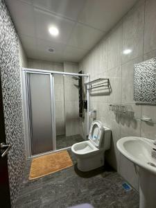 a bathroom with a shower and a toilet and a sink at Bear&Best Homestay in Yuli +36 photos