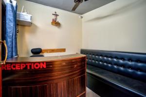 a room with a bench and a woodenasteryasteryasteryasteryasteryasteryasteryastery at Casa Nathan in Calangute