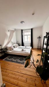 a bedroom with a bed and a window at White Midsommar - Stilvolle Wohnung, 4 Schlafzimmer, Küche in Landshut