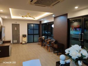 a restaurant with chairs and a table and a ceiling at TK Thongrak Apartment in Hat Yai