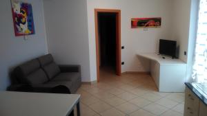 a living room with a couch and a television at Casa Torboli 2 in Arco