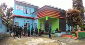 a group of people standing outside of a building at Ruqita Homestay in Airtabit