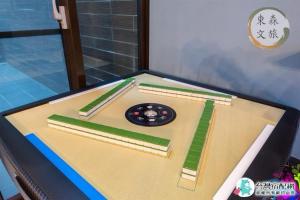 a cake of a table with a clock on it at 蝴蝶結溜滑梯親子民宿-寵物友善-無門禁24小時進出-免費停車-東森文旅-包棟優惠中 in Yuanshan