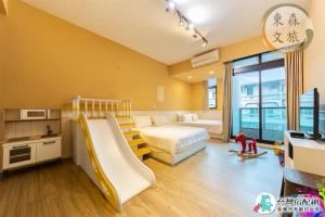 a bedroom with a bed and a slide at 蝴蝶結溜滑梯親子民宿-寵物友善-無門禁24小時進出-免費停車-東森文旅-包棟優惠中 in Yuanshan