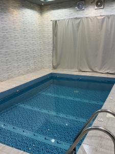 an empty swimming pool with the floor and water at شاليهات تولين in Taif