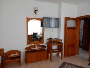 a room with a mirror and a table and chairs at Hotel Mishel in Kocherinovo