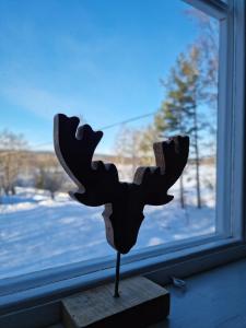 a statue of a flower in front of a window at Cottage Lake view Dalarna - Tolvsbo in Söderbärke