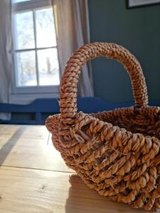a wicker basket sitting on top of a wooden floor at Cottage Lake view Dalarna - Tolvsbo in Söderbärke