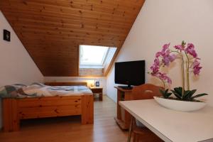 a living room with a bed and a table at Doppelzimmer Schwarzwaldharmonie mit gem. Küche in Todtmoos