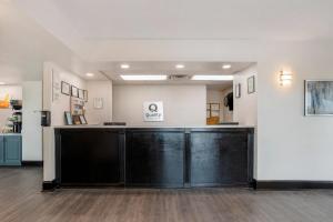 an empty waiting room with a counter in a room at Quality Inn Foley - Gulf Shores North in Foley +58 photos