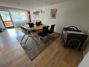 a living room with a dining room table and chairs at Ferienwohnung Schöne Aussicht in Todtmoos