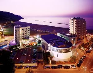 een stad met auto's geparkeerd op een parkeerplaats bij Hotel Baia Flaminia in Pesaro