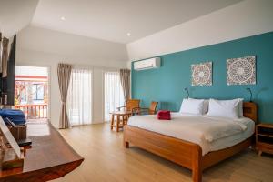 a bedroom with a bed and a blue wall at Crystal Bay Yacht Club Beach Resort in Lamai +59 photos