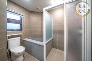 a bathroom with a shower and a toilet and a tub at 遇見礁溪-寵物友善-免費停車-無門禁24小時進出-東森文旅-包棟優惠中 in Jiaoxi +15 photos