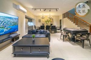 a living room with a couch and a table and a television at 遇見礁溪-寵物友善-免費停車-無門禁24小時進出-東森文旅-包棟優惠中 in Jiaoxi