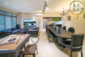 a living room with a large table and a dining room at 遇見礁溪-寵物友善-免費停車-無門禁24小時進出-東森文旅-包棟優惠中 in Jiaoxi