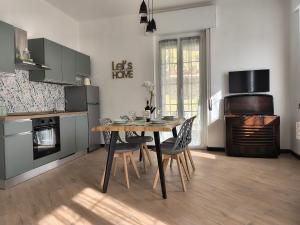 a kitchen with a table and chairs in a room at L'Eden in Casarza Ligure