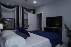 a bedroom with a bed and a flat screen tv at Big apple room 33 in West New York