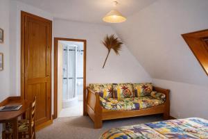 a bedroom with a couch and a table and a bed at De Cian in Saint-Valéry-sur-Somme +10 photos