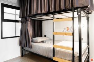 a bunk bed in a room with a bunk bedutenewayangering at Bangkok Sleep Nest in Sathani Ban Hua Mak