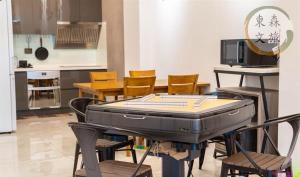 a piano on a table in a kitchen with chairs at 象日葵民宿-寵物友善-無門禁24小時進出-免費停車-東森文旅-包棟優惠中 in Wujie +13 photos