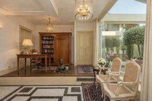 a living room with a desk and chairs and a window at Green Hill Property in Besozzo