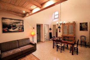 ein Wohnzimmer mit einem Sofa und einem Tisch in der Unterkunft Osterio Magno in Cefalú