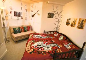 a bedroom with a bed and a couch at FeWo JoJo am Luegsteinsee mit traumhaftem Kaiserblick in Kiefersfelden