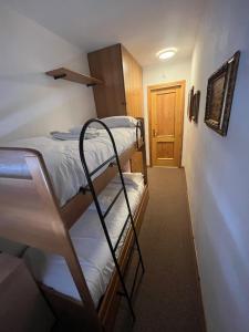 a room with two bunk beds and a door at Paradiso delle Nevi in Sestriere