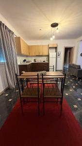 ein Wohnzimmer mit einem Tisch und zwei Stühlen in der Unterkunft Pasithea's Apartment in Samos