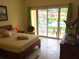Rúm í herbergi á Las Galeras Hotel