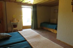 a bedroom with a bed and a window at Che'Val d'Amour in Écleux