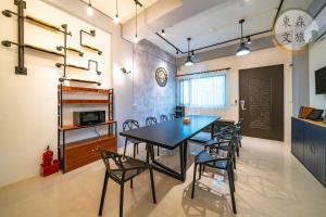 a dining room with a table and chairs at 享受一下民宿-免費停車-寵物友善-無門禁24小時進出-東森文旅-包棟優惠中 in Chung-ho