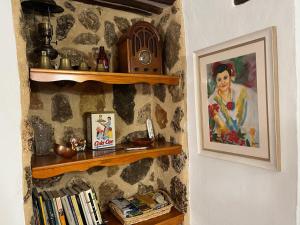 a room with a painting of a woman on a wall at Casa Rural Vicenta in Benizar