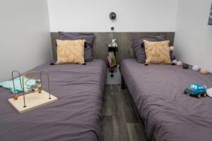 a bedroom with two beds with toy cars on them at ZEcamping 4 étoiles animé piscine couverte 1km plage fitness mobil-home TV in Saint-Jean-de-Monts +67 photos
