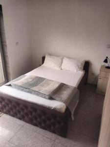 a small bed in a room with at Blue point in Kragujevac