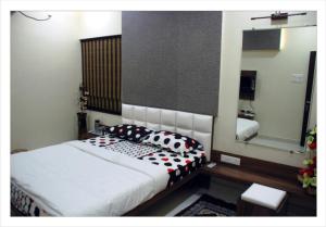 a bedroom with a bed and a large mirror at Matoshri Homestay Airport Road in Nagpur
