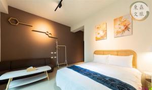 a bedroom with a bed and a desk in it at 不想回家民宿-免費停車-寵物友善-無門禁24小時進出-東森文旅-包棟優惠中 in Yuanshan