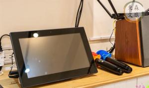 a laptop computer sitting on top of a desk at 不想回家民宿-免費停車-寵物友善-無門禁24小時進出-東森文旅-包棟優惠中 in Yuanshan +12 photos