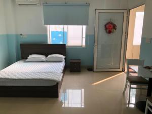a bedroom with a bed with two pillows and a mirror at Homestay 150 in Ho Chi Minh City