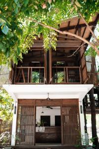 a building with a porch with a white roof at Alun Hostel in San Felipe +9 photos